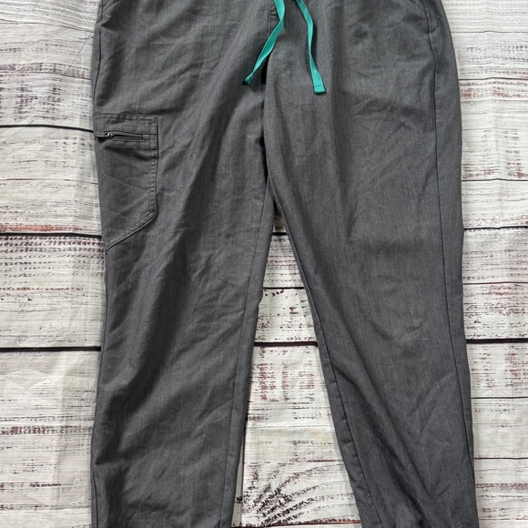 FIGS Scrub Set – Catarina Top + Joggers | Women’s Medium Graphite Gray - Picture 10 of 14